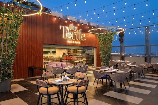 2 restaurants; breakfast, lunch, and dinner served