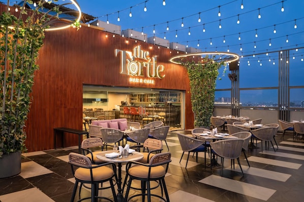 2 restaurants; breakfast, lunch and dinner served
