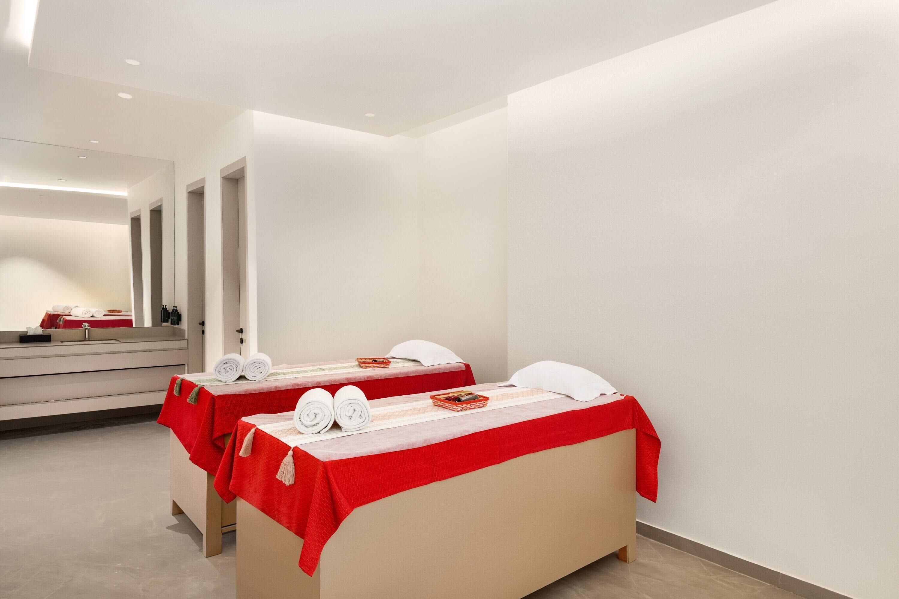 Couples treatment room(s), sauna, hot tub, steam room