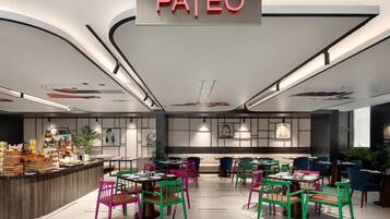 Interior de restaurante con diseño moderno, que incluye un mostrador con productos alimenticios y un letrero que dice 'PATEO'.