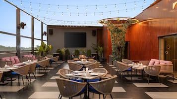 2 restaurants; breakfast, lunch and dinner served