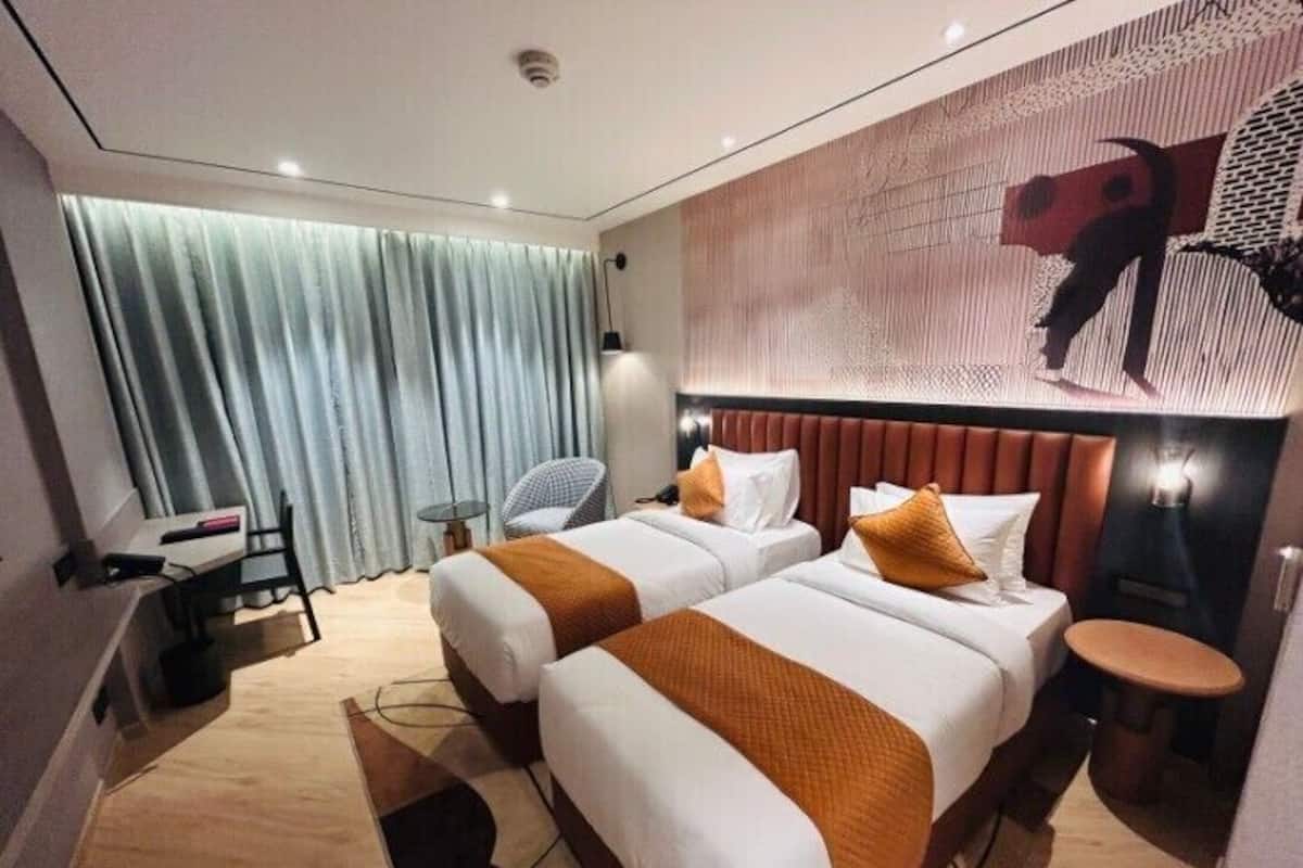 Habitación ejecutiva, 2 camas individuales, para no fumadores | Edredón, minibar, caja de seguridad en la habitación y escritorio