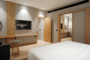 Suite Signature, 1 très grand lit, baignoire (Ranchi) | Literie de qualité supérieure, couette en duvet d'oie