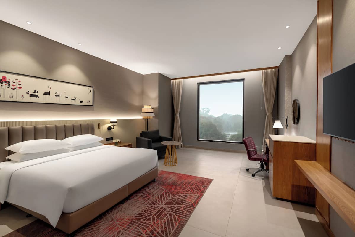 Rom – deluxe, 1 kingsize-seng, byutsikt | Sengetøy av topp kvalitet, dundyner, memory foam-senger og minibar