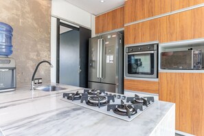 别墅 | 私人厨房 | 搅拌机、餐桌