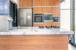 Villa | Cocina privada | Licuadora y mesa de comedor