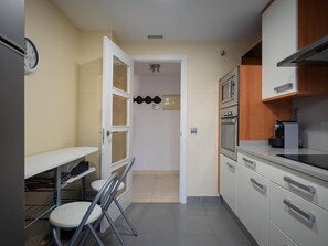 Mikrowelle, Ofen, Geschirrspüler, Wasserkocher mit Kaffee-/Teezubehör