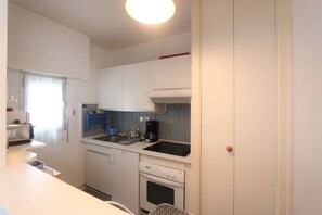 Réfrigérateur, four, batterie de cuisine, vaisselle et ustensiles