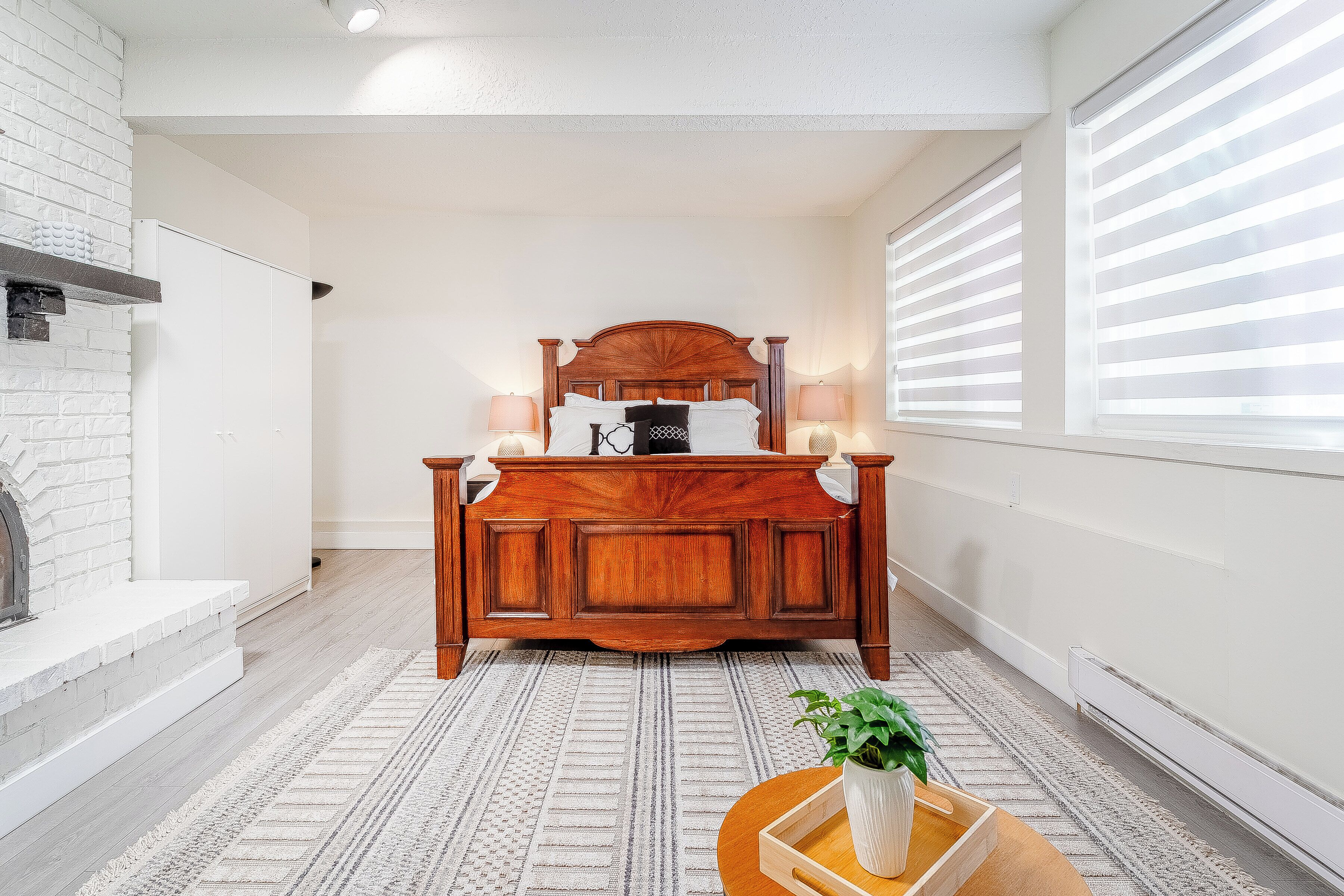 3 室  のベッドルーム、デスク、アイロン / アイロン台、旅行用ベビーベッド