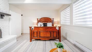 3 bedrooms, desk, iron/ironing board, travel crib