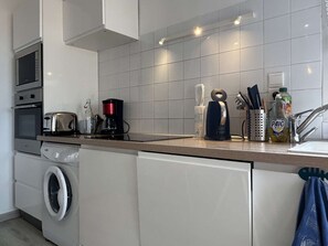 Kylskåp, ugn, spishäll och diskmaskin