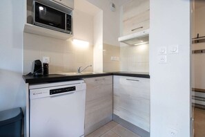 Réfrigérateur, four à micro-ondes, surface de cuisson, lave-vaisselle