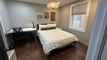4 bedrooms, iron/ironing board, WiFi, bed sheets