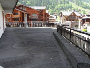 Property grounds - Spacious 3-Room Apartment in Les Gets - Central, Sleeps 6, Garage, WiFi, Linens Included (Les Gets)