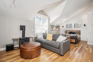 Televisión y chimenea 