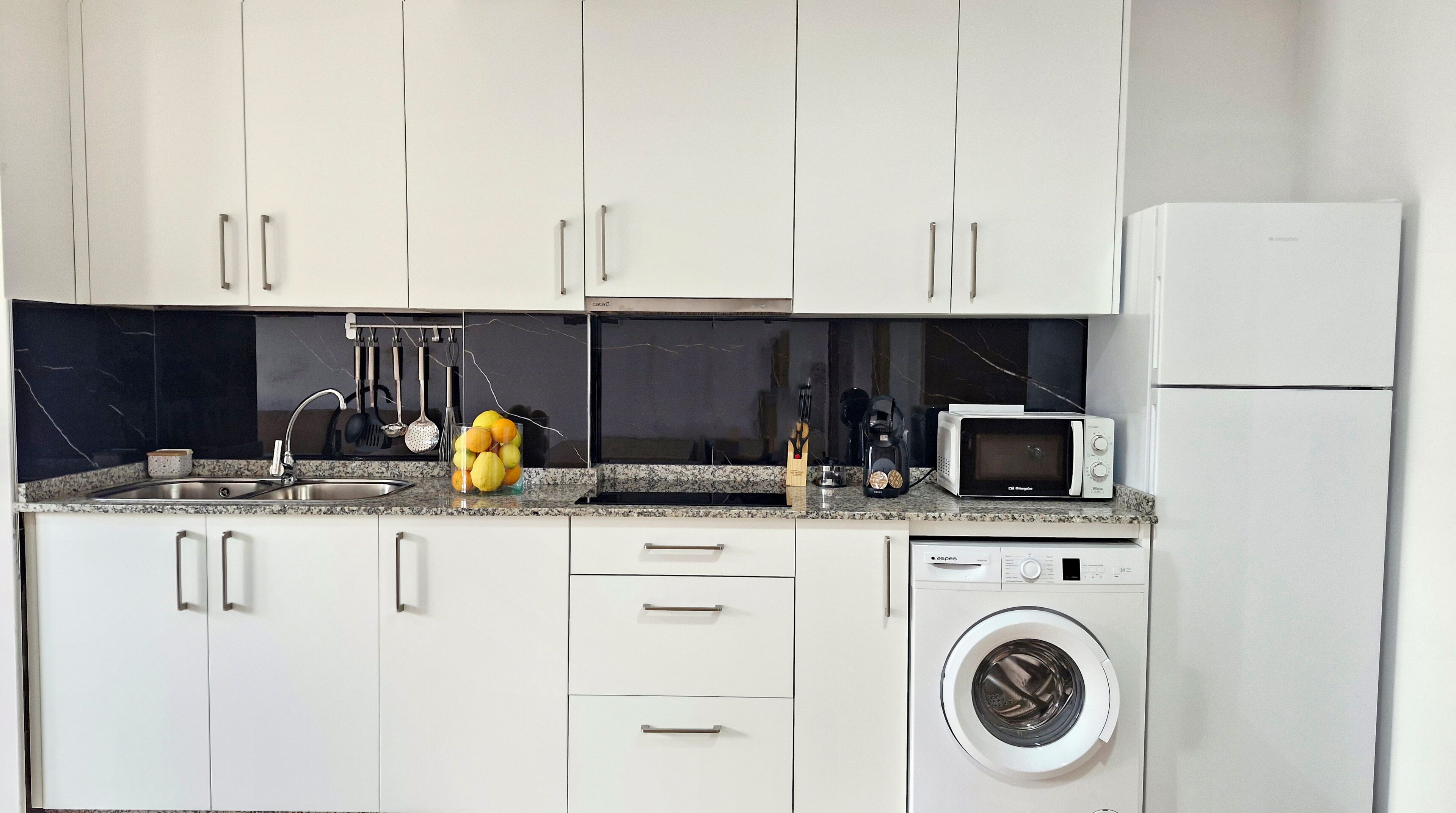 Køleskab, mikrobølgeovn, ovn, kogeplade