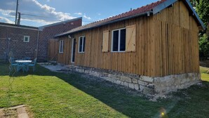 A wooden building with a tiled roof, a brick wall, and a stone foundation. - La Germaine - wooden shack in the countryside (Ribécourt-Dreslincourt)