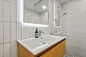 Douche, sèche-cheveux, serviettes fournies