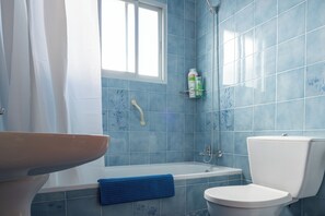 Séchoir à cheveux, bidet, serviettes fournies, savon