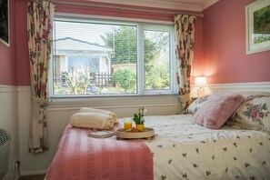 2 slaapkamers, een strijkplank/strijkijzer, beddengoed