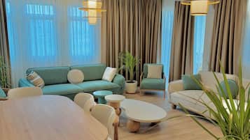 Departamento Deluxe, vista a la montaña | Área de sala de estar