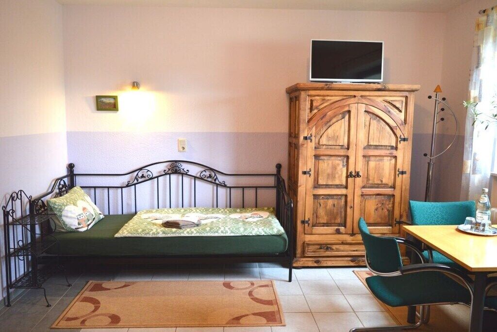 Schreibtisch, Bügeleisen/Bügelbrett, Reisekinderbett, kostenloses WLAN