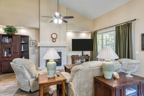 Una televisión, una chimenea