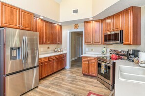 ثلاجة، ميكروويف، فرن، موقد طهي مسطح