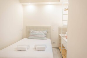 2 عدّة غرف نوم ومكواة/لوح كي وخدمة الإنترنت وملاءات أسرّة