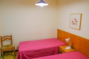 1 chambre, fer et planche à repasser, accès Internet, draps fournis
