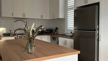 Kylskåp, mikrovågsugn, ugn och spishäll