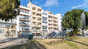 A multi-story hotel with balconies, a fountain, and a landscaped garden. - Apartment in Roses near Nova Sandy Beach (Rosas / Roses)