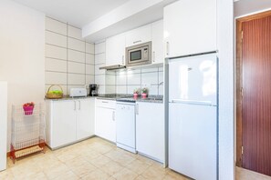 Réfrigérateur, micro-ondes, plaque de cuisson, lave-vaisselle