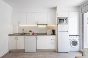 Een koelkast, een microgolfoven, een kookplaat, een vaatwasser