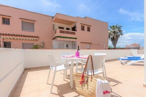 Outdoor dining - Apartment in Empuriabrava near Sandy Beach (Empuriabrava)