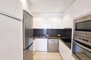 Kühlschrank, Mikrowelle, Ofen, Herdplatte