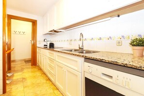 Frigorífic, microones, forn i placa de cuina