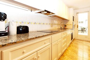 Kühlschrank, Mikrowelle, Ofen, Herdplatte