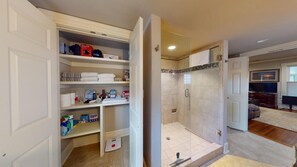 Douche, sèche-cheveux, serviettes fournies, savon