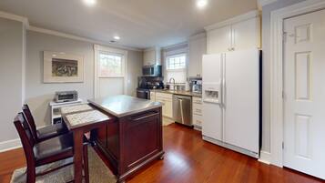 Refrigerador, microondas, horno, placa de cocina