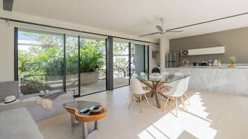 Luxe penthouse, 2 slaapkamers, uitzicht op tuin | Woonruimte | Televisie