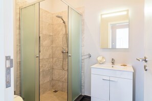Douche, séchoir à cheveux, serviettes fournies