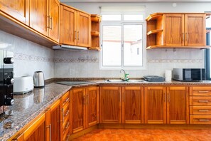 Kjøleskap, mikrobølgeovn, ovn og kaffetrakter/tekoker