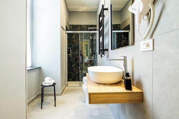 Shower, free toiletries, hair dryer, slippers - Alyde Apartments (Naples)