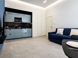 Deluxe Quadruple Room, 1 King Bed with Sofa bed, Kitchen | Living area | 50-inch Smart TV with satellite channels, Netflix, streaming services - Alyde Apartments (Naples)