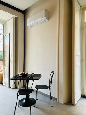 Comfort Double Room, 1 King Bed, Kitchen, City View | Living area | 50-inch Smart TV with satellite channels, Netflix, streaming services - Alyde Apartments (Naples)