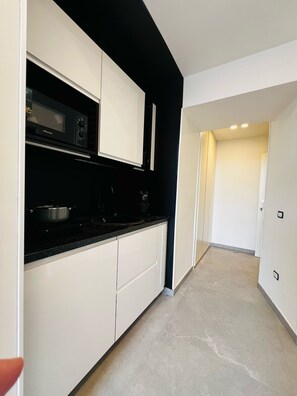 Comfort Double Room, 1 King Bed, Kitchen, City View | Private kitchen | Fridge, microwave, stovetop, espresso maker - Alyde Apartments (Naples)