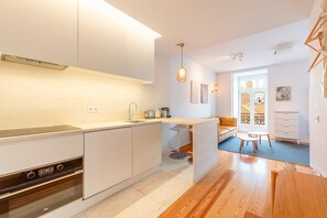 Geladeira, micro-ondas, fogão, lava-louças