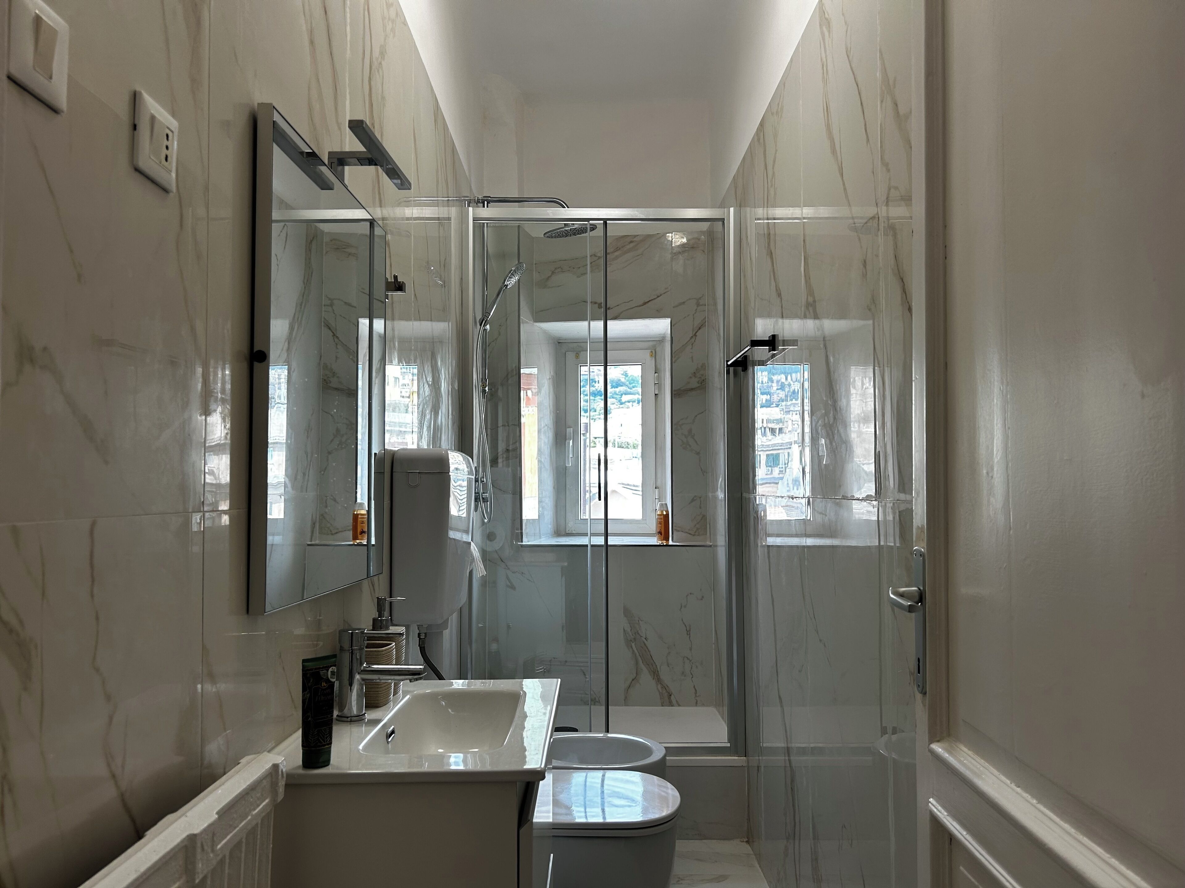 Douche, articles de toilette gratuits, sèche-cheveux