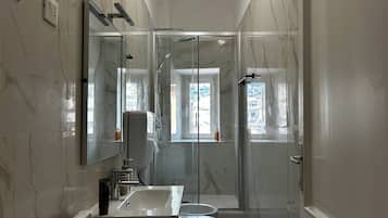 Douche, articles de toilette gratuits, sèche-cheveux